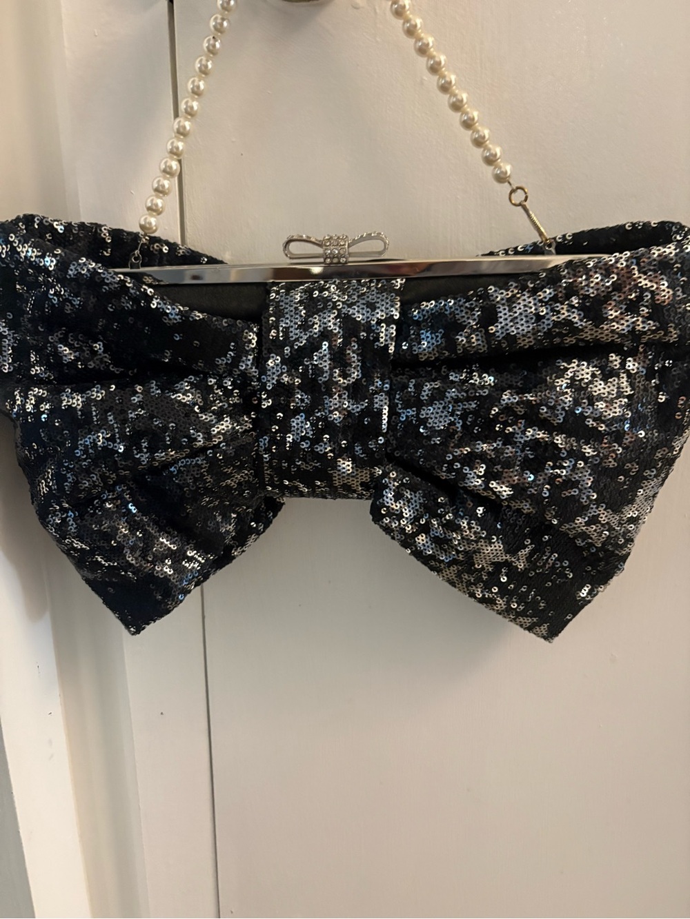Elegant Black and Silver Sequined Shoulder Purse